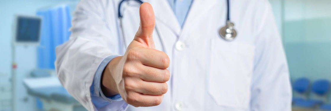 Врач показывает рукой класс